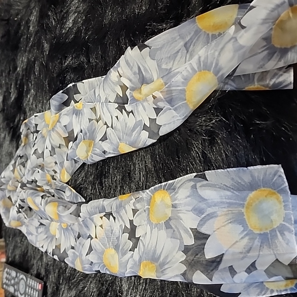 Floral Sheer Scarf with Daisies. Created In ITALY - AVON. - Picture 4 of 5